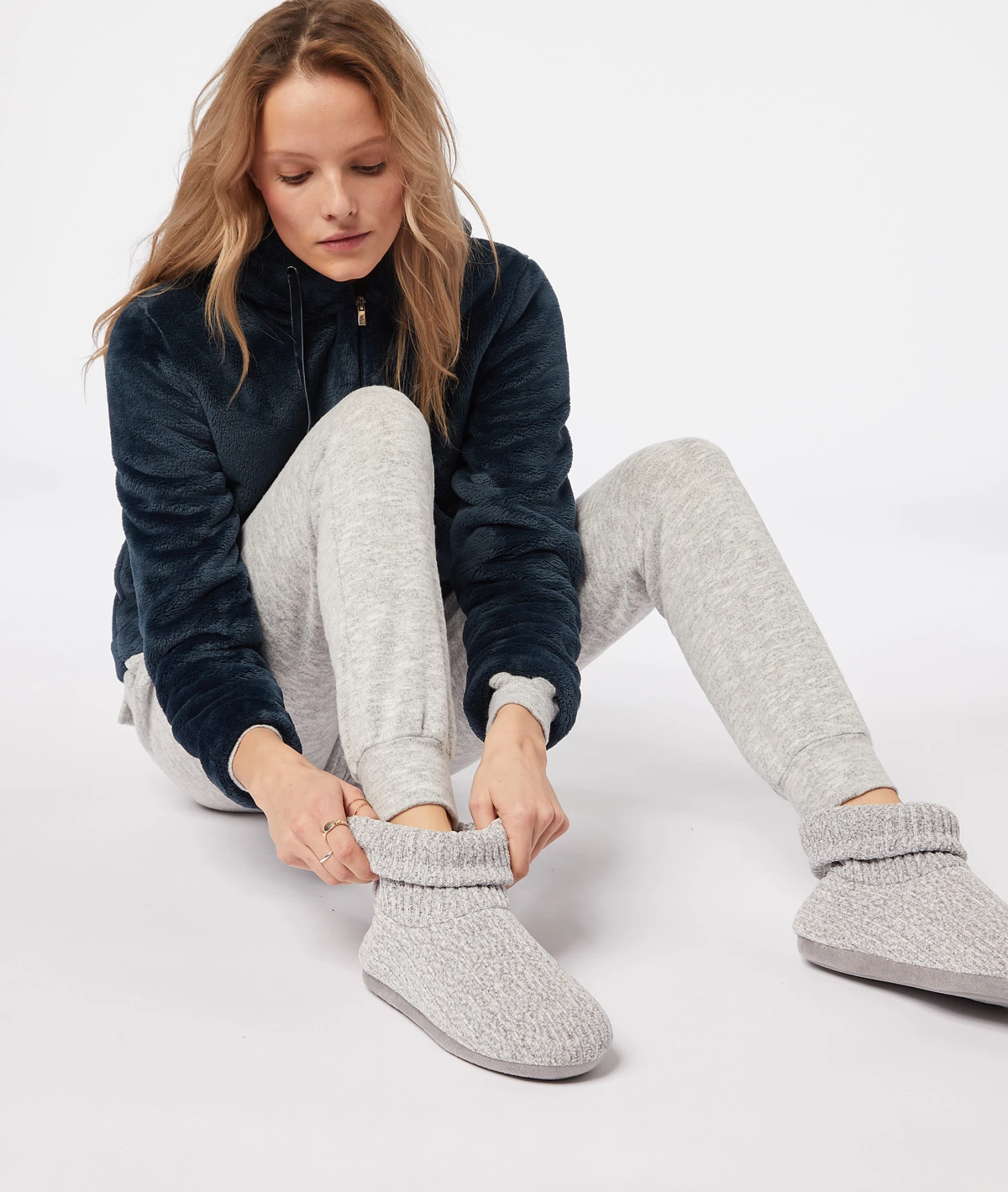 Kuschelige Haustiefel aus grobem Chenille-Strick – Hellgrau 1 Kuschelige Haustiefel aus grobem Chenille-Strick – Hellgrau