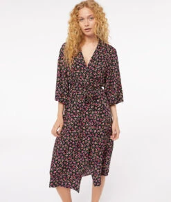 Edles Langes Negligé in Schwarz mit Floralem Print & Bindegürtel