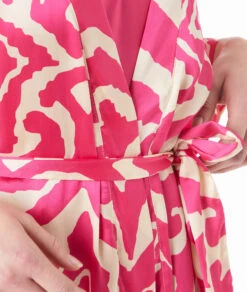 Elegantes Satin Kimono-Nachthemd mit Schimmer-Print in Fuchsia 8 Elegantes Satin Kimono-Nachthemd mit Schimmer-Print in Fuchsia -Etam Verkäufe 653808472 b