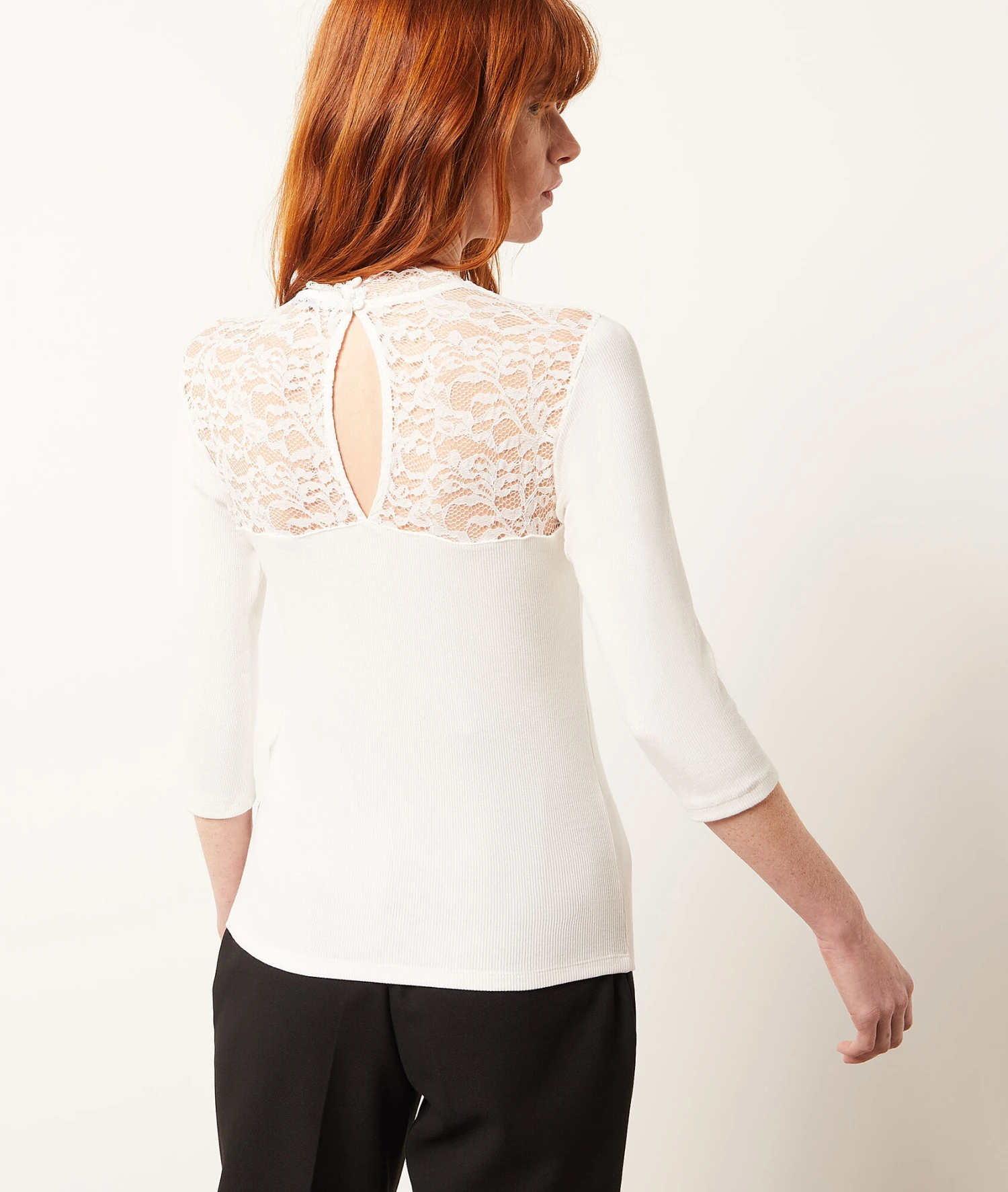 Damen T-Shirt mit Spitze & 3/4-Ärmeln - Elegantes Ecru Ripp-Top 2 Damen T-Shirt mit Spitze & 3/4-Ärmeln - Elegantes Ecru Ripp-Top – Bild 2