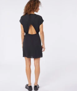 Kurzes Neckholderkleid SCHWARZ 6 Kurzes Neckholderkleid SCHWARZ -Etam Verkäufe 653840505 a