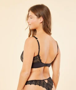 Eleganter Spitzen-Triangel-BH ohne Bügel – Nachhaltiger Komfort in Schwarz 9 Eleganter Spitzen-Triangel-BH ohne Bügel – Nachhaltiger Komfort in Schwarz -Etam Verkäufe 653853705 c