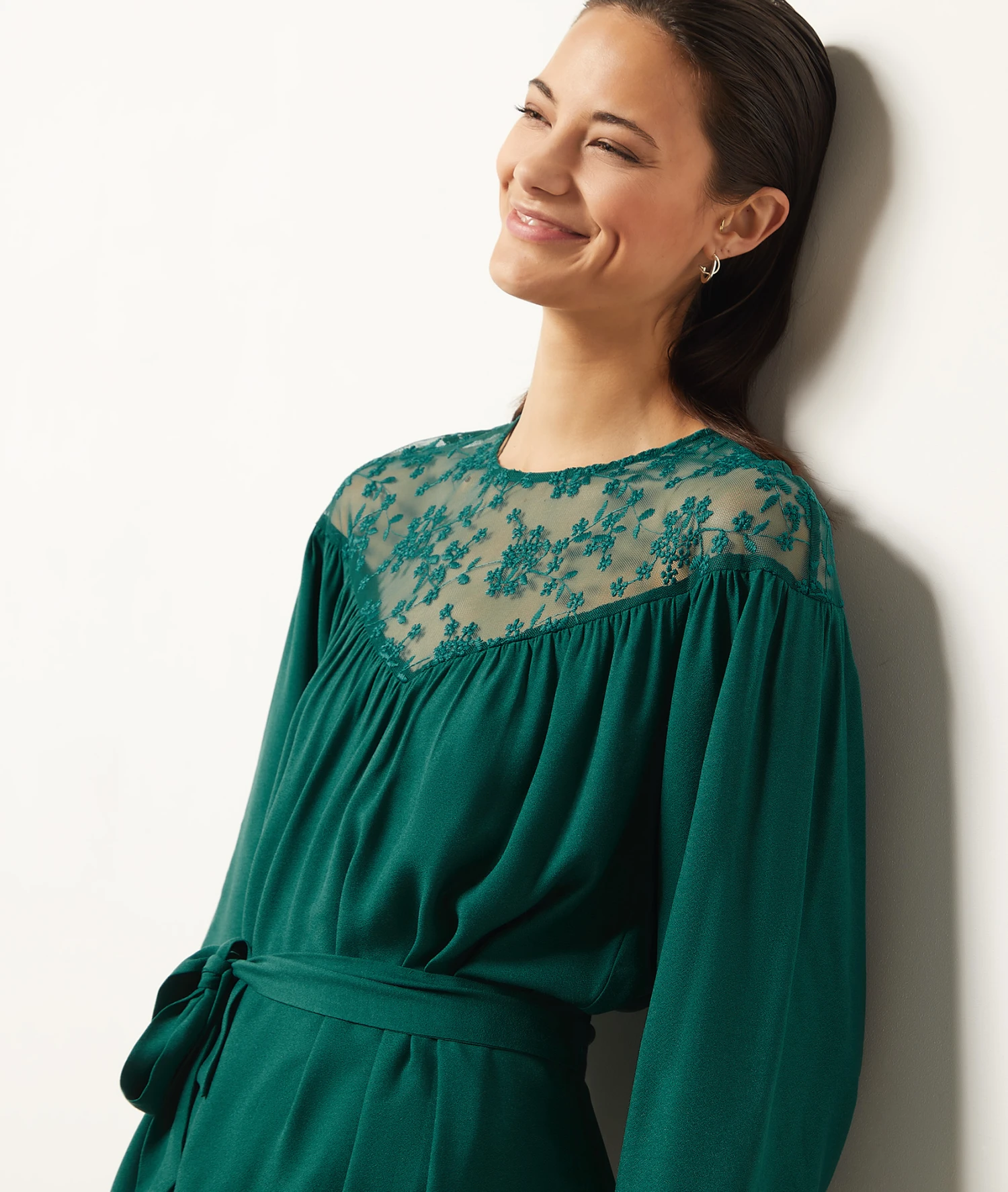 Kleid Mit Stickerei Am Dekolleté GRÜN 1 Kleid Mit Stickerei Am Dekolleté GRÜN