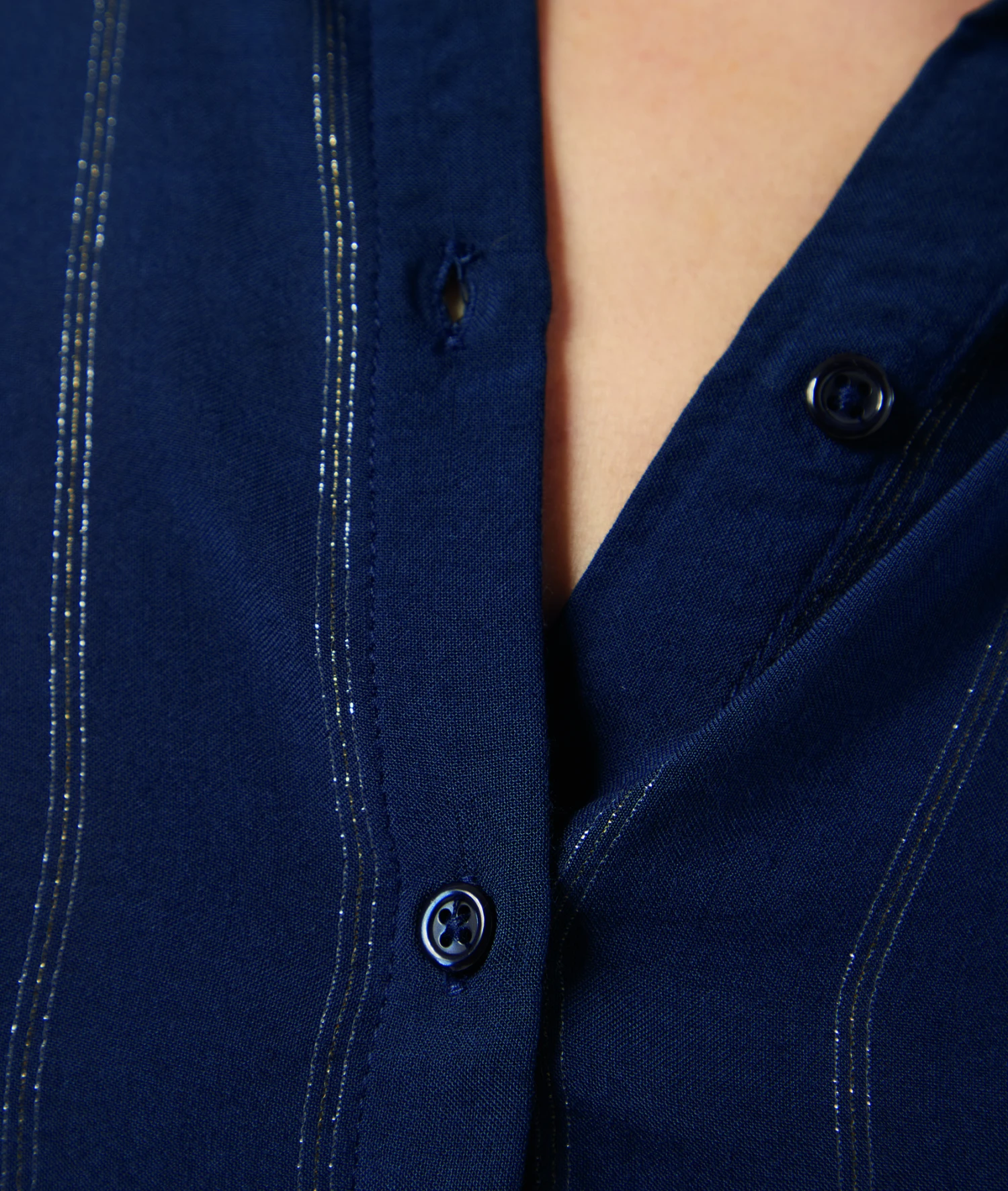 Hemdbluse Mit Schimmernden Details MARINEBLAU 4 Hemdbluse Mit Schimmernden Details MARINEBLAU – Bild 4