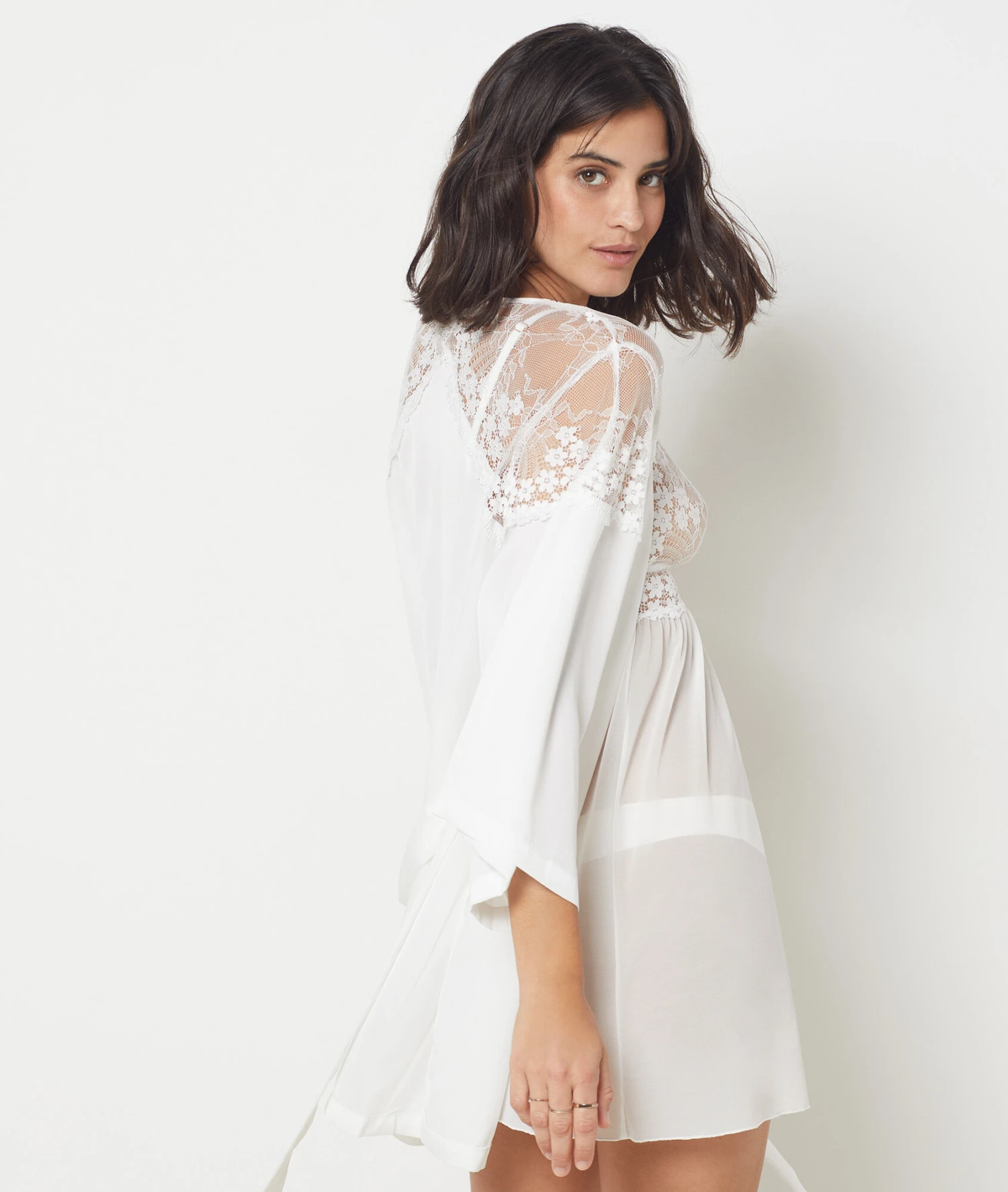 Edles Negligé in Weiß mit zarten Spitzendetails 2 Edles Negligé in Weiß mit zarten Spitzendetails – Bild 2