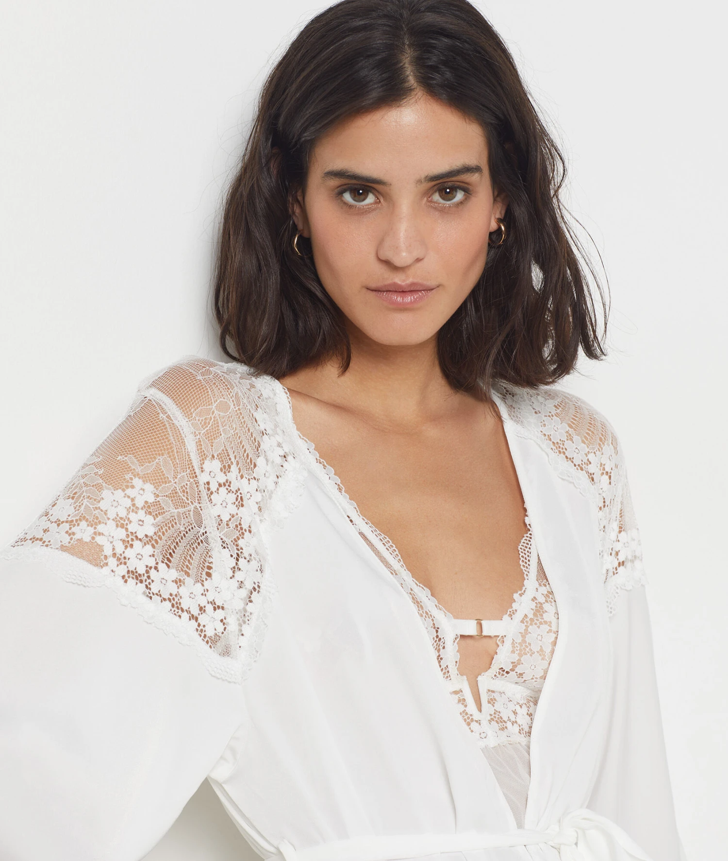 Edles Negligé in Weiß mit zarten Spitzendetails 4 Edles Negligé in Weiß mit zarten Spitzendetails – Bild 4