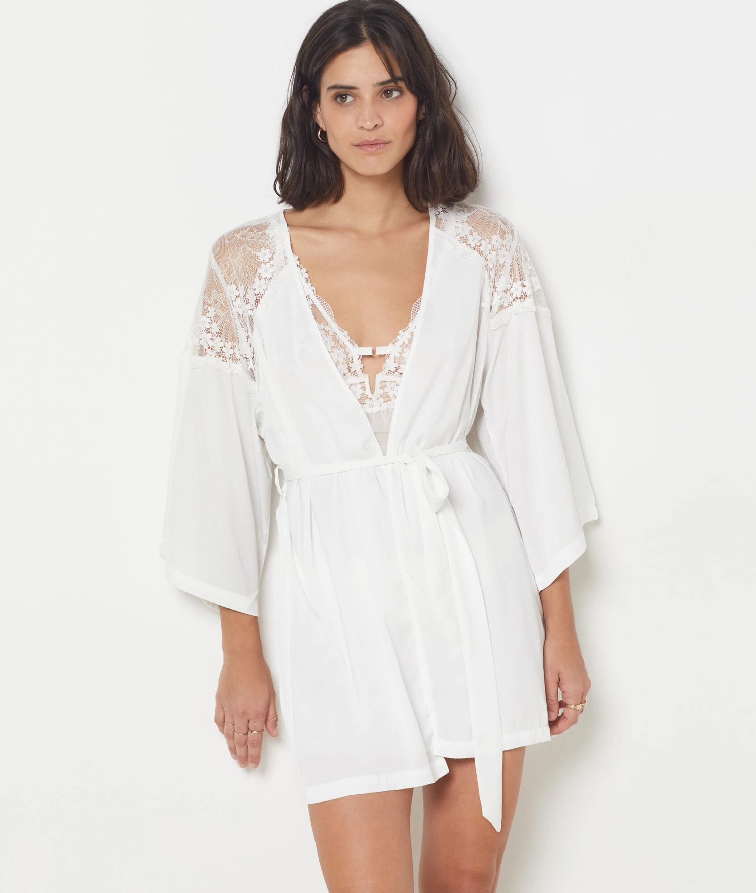 Edles Negligé in Weiß mit zarten Spitzendetails 1 Edles Negligé in Weiß mit zarten Spitzendetails