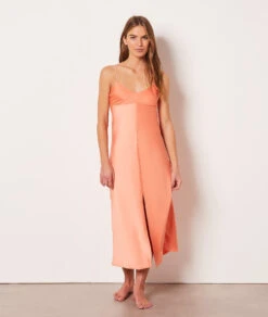 Elegantes Langes Nachthemd mit Tiefem Rückenausschnitt - Pfirsichfarben
