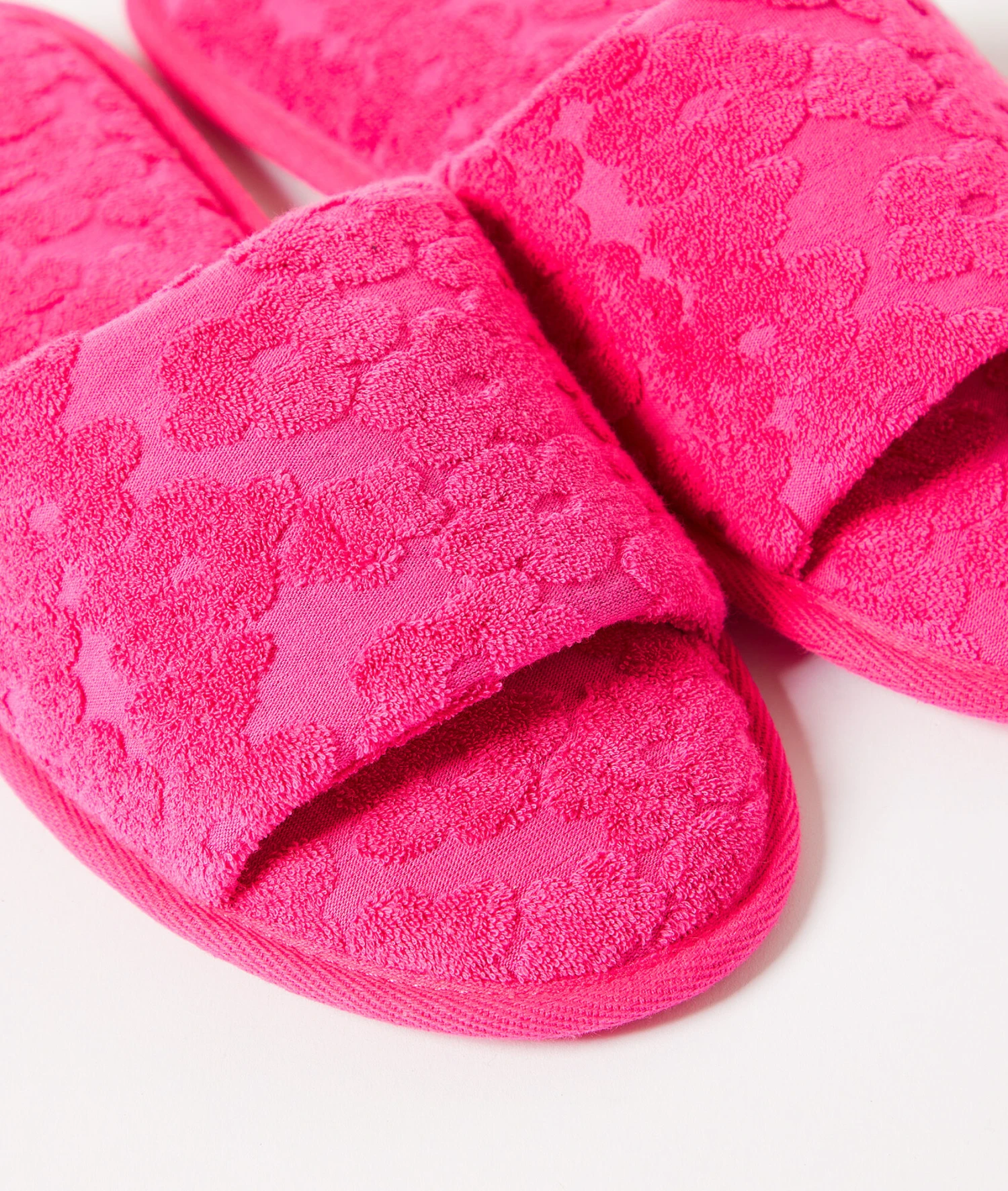 Bequeme Offene Hausschuhe für Damen in Bonbonrosa – Weicher Komfort für Zuhause 4 Bequeme Offene Hausschuhe für Damen in Bonbonrosa – Weicher Komfort für Zuhause – Bild 4