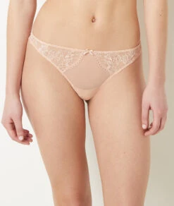 Eleganter Damen Tanga aus zarter Spitze in Blush-Rosa