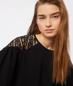 Elegante Schwarze Bluse mit Spitzen-Details und Voluminösen 3/4-Ärmeln
