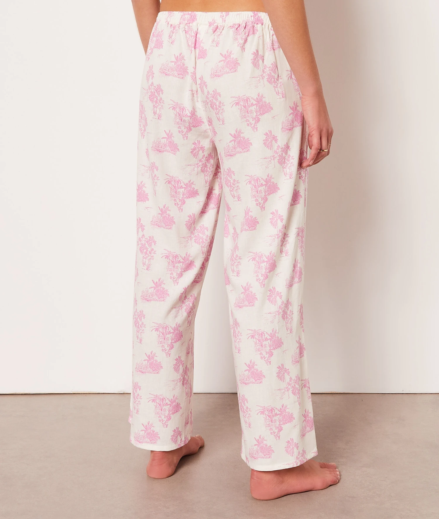Bequeme 7/8 Pyjamahose für Damen mit femininem Print in Rosa 2 Bequeme 7/8 Pyjamahose für Damen mit femininem Print in Rosa – Bild 2