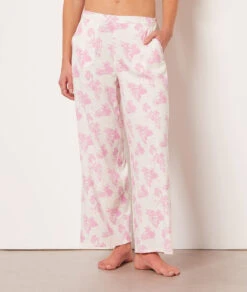 Bequeme 7/8 Pyjamahose für Damen mit femininem Print in Rosa