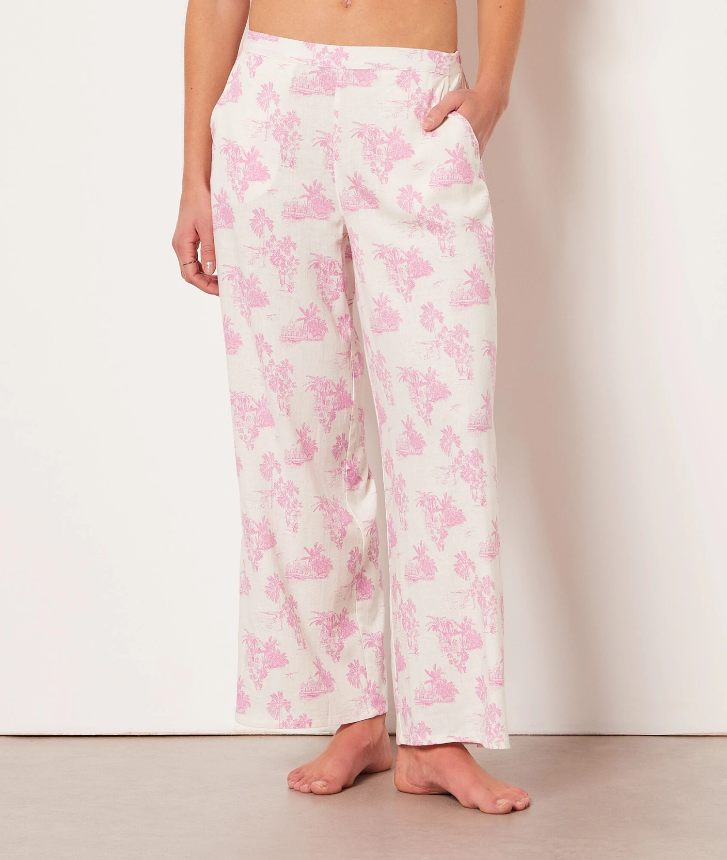 Bequeme 7/8 Pyjamahose für Damen mit femininem Print in Rosa 1 Bequeme 7/8 Pyjamahose für Damen mit femininem Print in Rosa