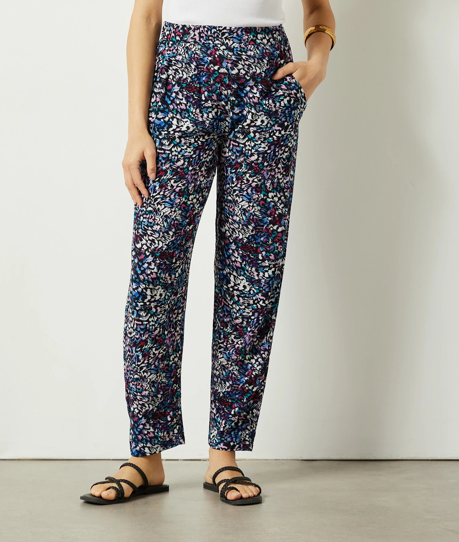 Hose Aus Fließendem Material Mit Print ROSA 1 Hose Aus Fließendem Material Mit Print ROSA