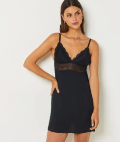 Nuisette en Satin Noir avec Détails en Dentelle - Élégance et Confort