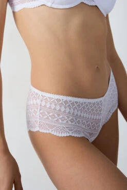Damen Shorty aus floraler Spitze in strahlendem Weiß