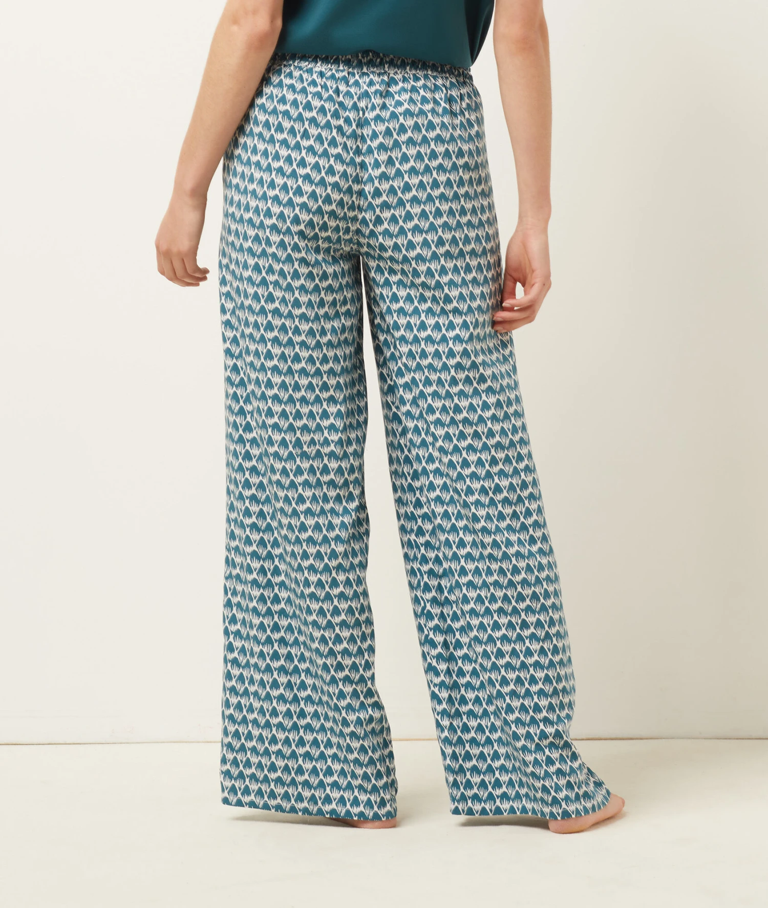 Bequeme Pyjamahose mit Print in Grün – Stylische Schlafhose für Damen 2 Bequeme Pyjamahose mit Print in Grün – Stylische Schlafhose für Damen – Bild 2