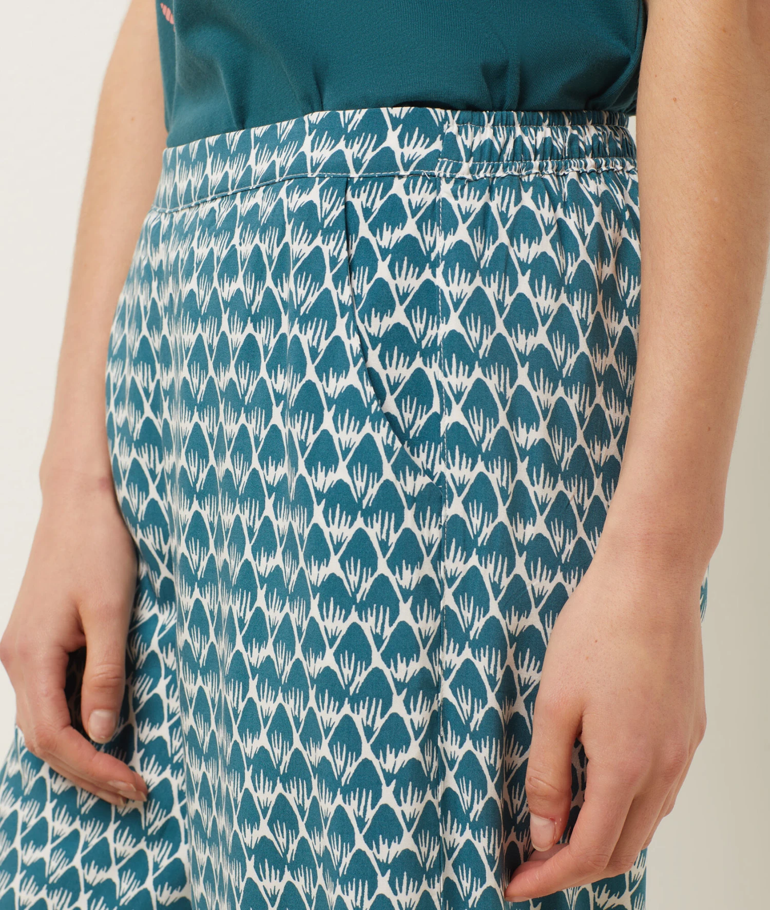 Bequeme Pyjamahose mit Print in Grün – Stylische Schlafhose für Damen 4 Bequeme Pyjamahose mit Print in Grün – Stylische Schlafhose für Damen – Bild 4