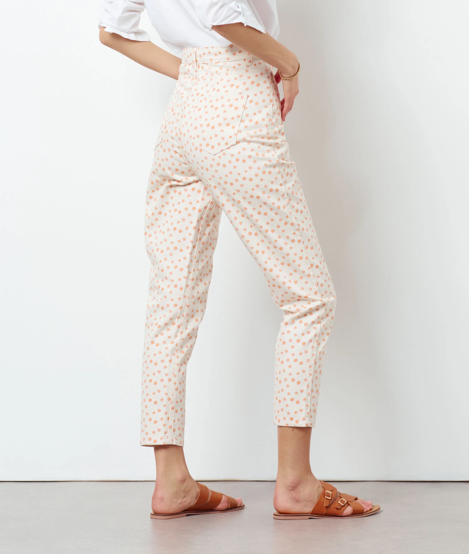 Karottenjeans Mit Gestickten Details ECRU 2 Karottenjeans Mit Gestickten Details ECRU – Bild 2