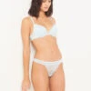 Elegantes Bikiniunterteil aus zarter Spitze - Himmelblau 11 Elegantes Bikiniunterteil aus zarter Spitze - Himmelblau -Etam Verkäufe 654106120 x
