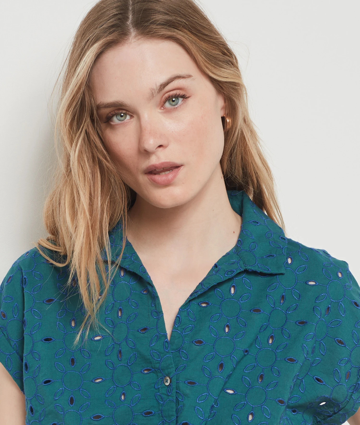 Chemisier à Broderies 100% Coton BLEU VERT 4 Chemisier à Broderies 100% Coton BLEU VERT – Bild 4