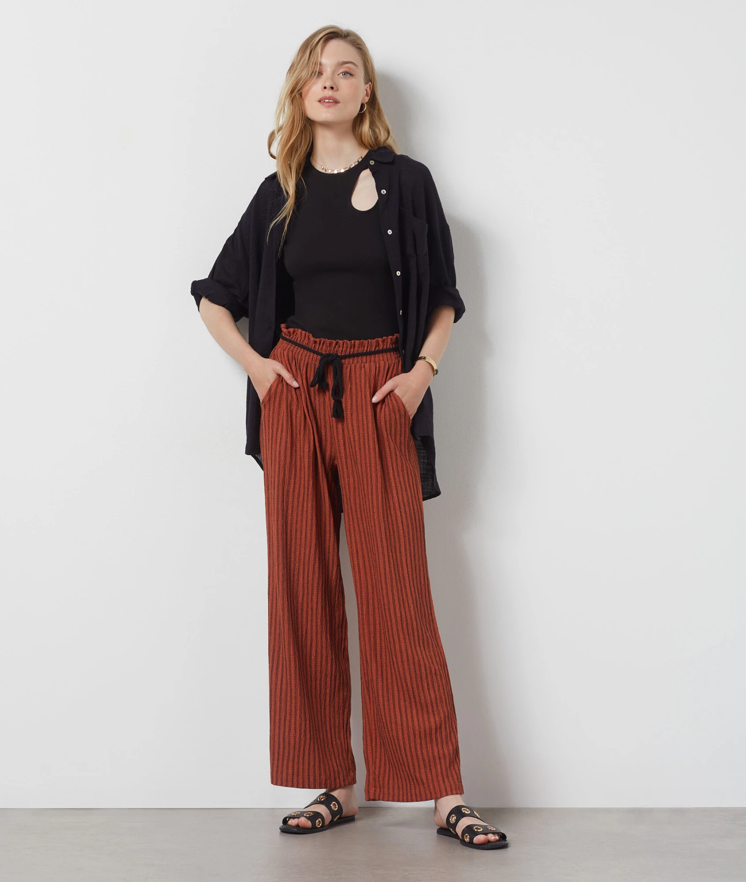 Fließende, Weit Geschnittene Hose BRAUN 1 Fließende, Weit Geschnittene Hose BRAUN